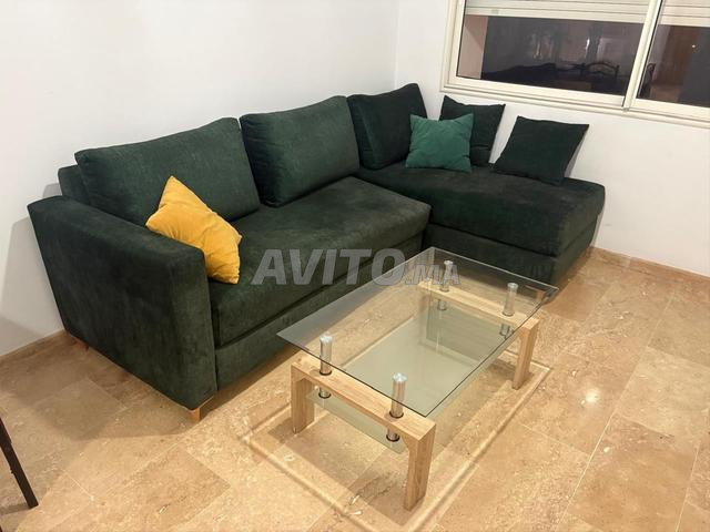 كنبة زاوية وطاولة قهوة