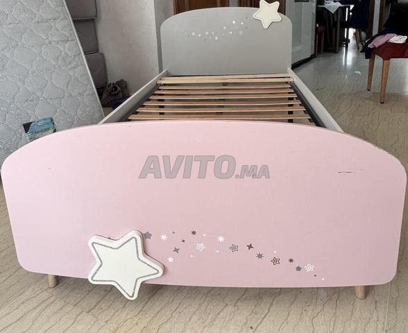 سرير كيتييا مع قاعدة سرير في حالة جيدة