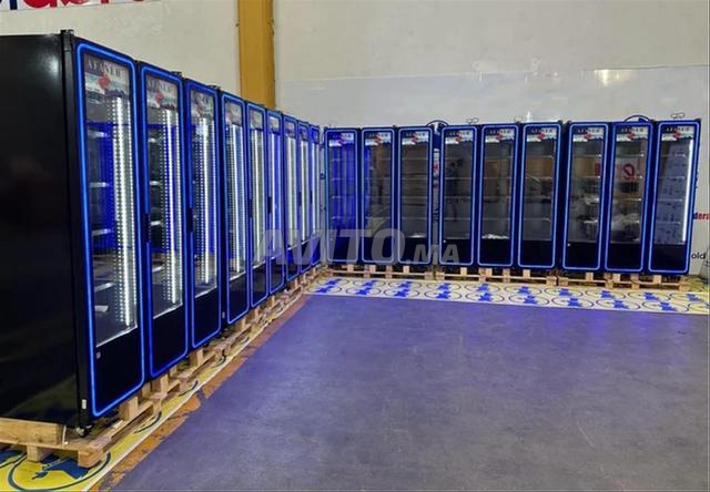 ثلاجة مع مصباح LED