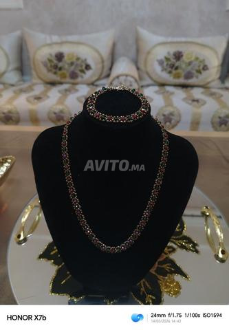 عقد وسوار من الكريستال بجودة جيدة