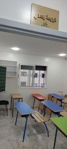 Chaises et bureaux scolaires Table en bois