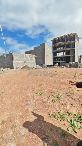 بقعة للبيع استثمارية بـ 6 شقق ومحلات أو سكنية