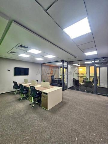 مكتب عمل جماعي مستورد بتصميم عصري وتنظيم احترافي