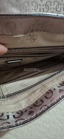 حقيبة غيس أصلية ذهب وردي مستعملة بحالة جيدة - 2