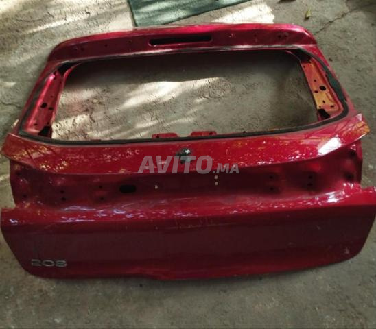 Coffre arrière Peugeot 208 Couleur rouge