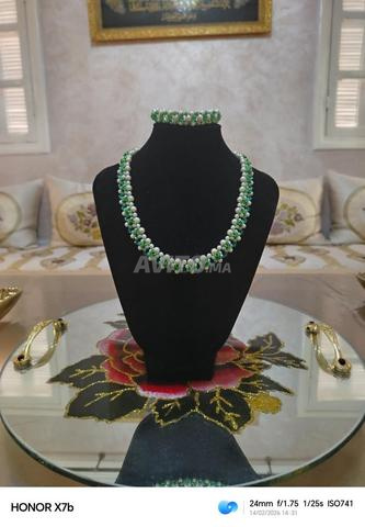 قلادة وأساور مصنوعة يدوياً بجودة عالية