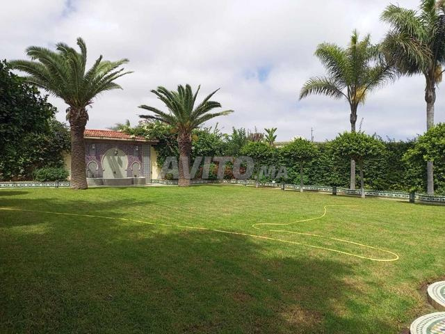 بيع فيلا 8 غرف بمساحة 1208 متر مربع في الدار البيضاء