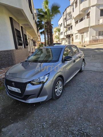 Peugeot 208 encore neuf