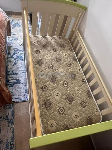 Lit de bébé avec matelas comme neuf, peu utilisé