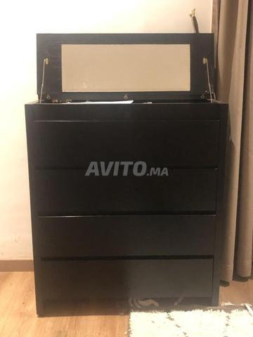 خزانة ذات أدراج سوداء