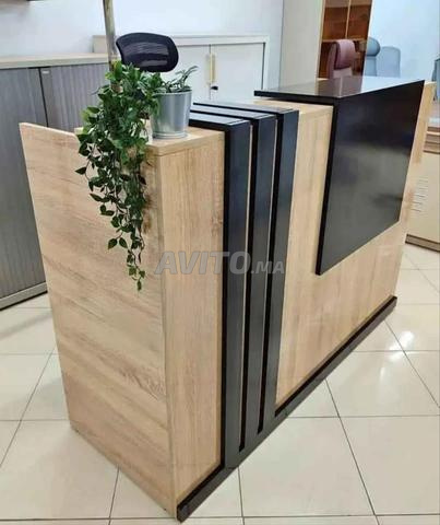 مكتب استقبال عصري بتصميم أنيق وجودة عالية