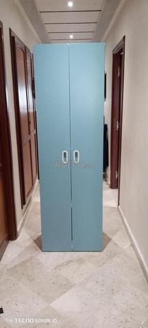 Un placard bleu marque IKEA