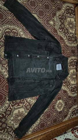 جاكيت جينز أسود مقاس S – ستايل عصري بحالة ممتازة - 2