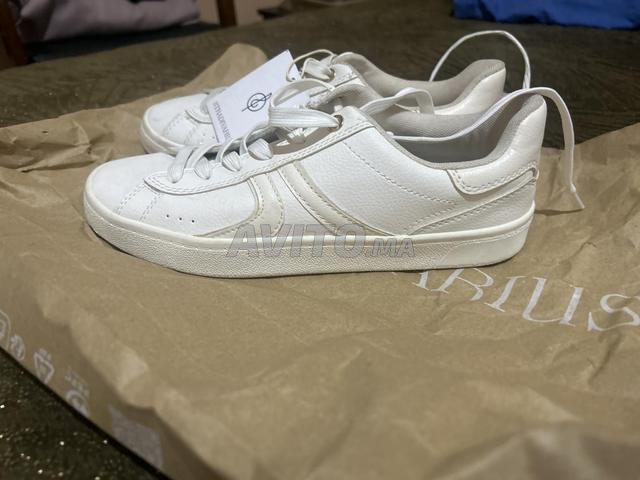 حذاء رياضي أبيض جديد