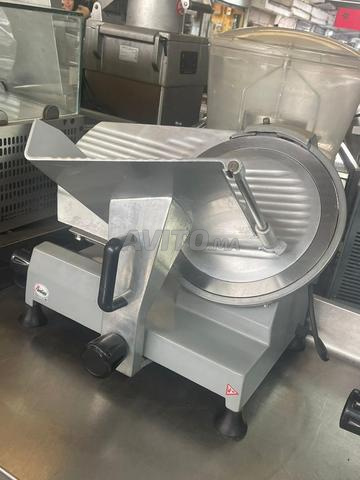 آلة تقطيع اللحوم والجبن