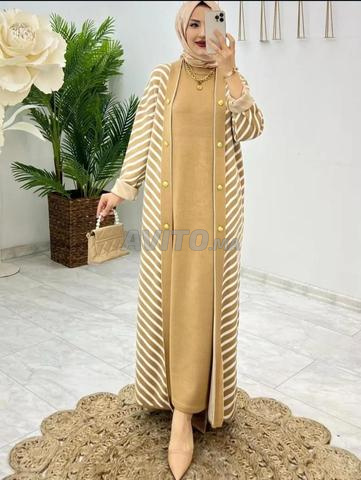 طقم أنيق للمحجبات – فستان طويل مع كيمونو مخطط