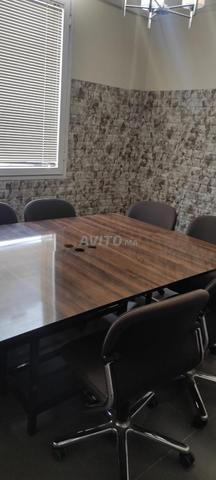 مكتب مجهز بشكل جيد للبيع