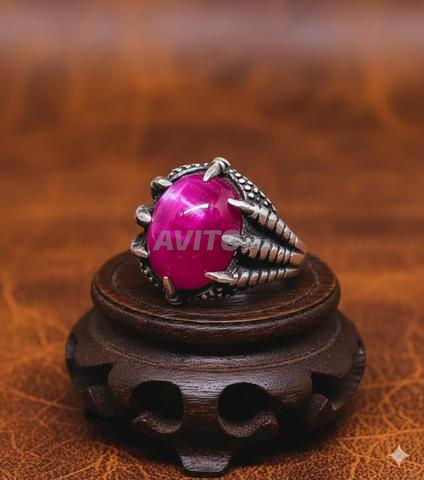 Bague de doigt ornée d'un saphir, design griffe de dragon