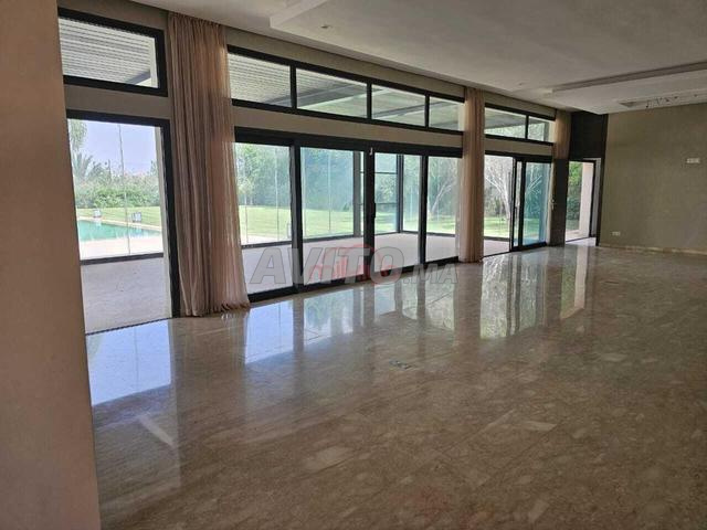 بيع فيلا 9 غرف بمساحة 2300 متر مربع في مراكش