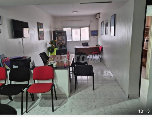 مكتب زاوية على الواجهة