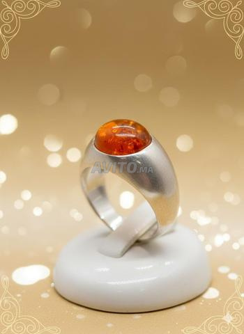 خاتم نقرة بلدي متوج بكهرمان حشري حر