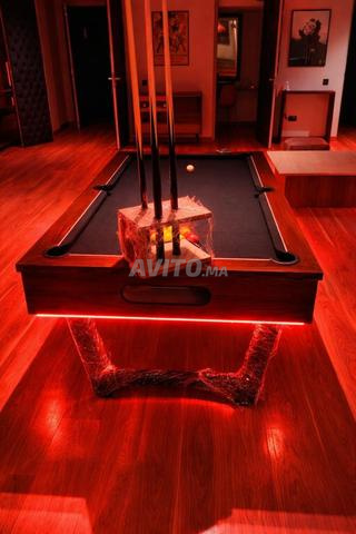 طاولة بلياردو مع مصابيح ليد