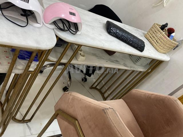 Deux table de manucure