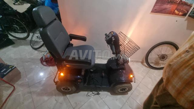 Scooter électrique mobile pour personnes à besoins spécifiques