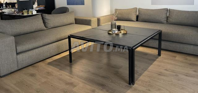 صالون كنبة عصرية رمادية وطاولة قهوة سوداء