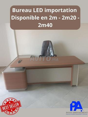 Bureau avec retour et caisson et 3 chaises dispo