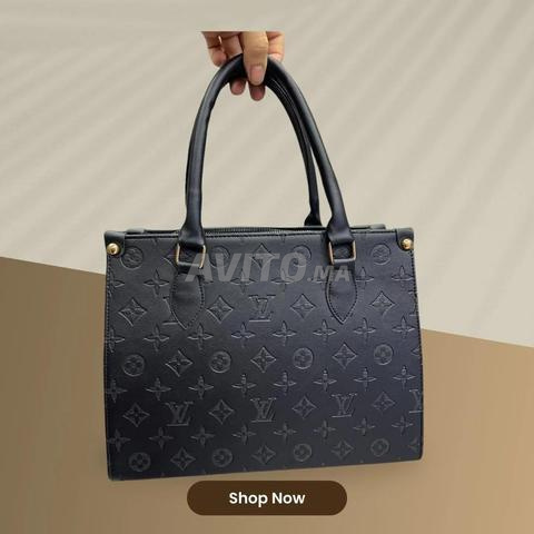 حقيبة يد جلدية سوداء