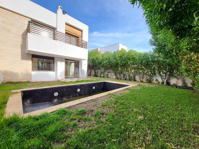 للإيجار فيلا عصرية في المدينة الخضراء بوسكورة