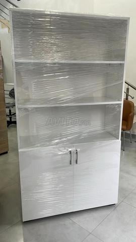 خزائن خشبية أنيقة وعملية.