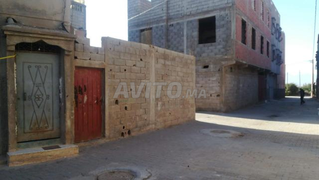 صندوق للبيع 3 واجهات قرب المستوصف الطبي إخربان