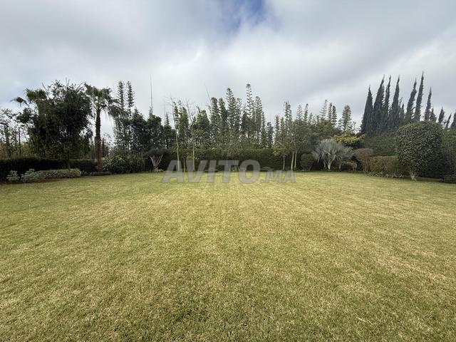 Villa à vendre 2012 m² à Souissi-Rabat