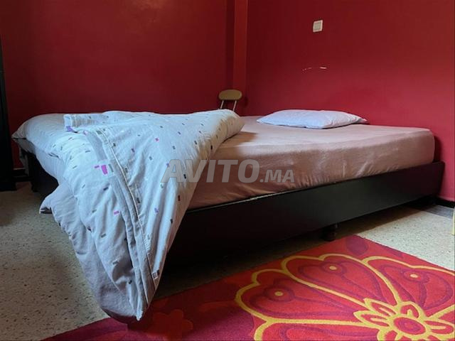 Lit bois, matelas 2 places et 1 table de chevet