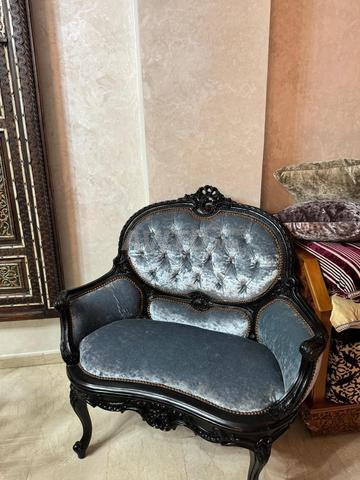 كنبة منجدة مخمل حرير