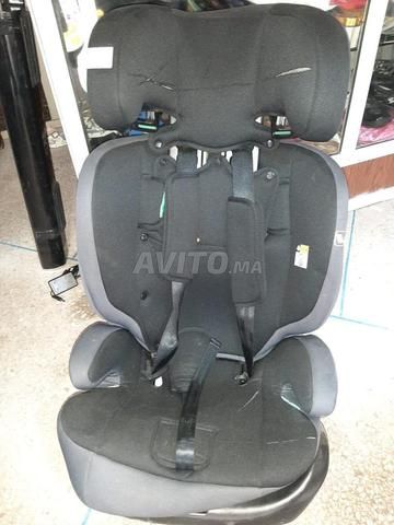 مقعد سيارة للأطفال