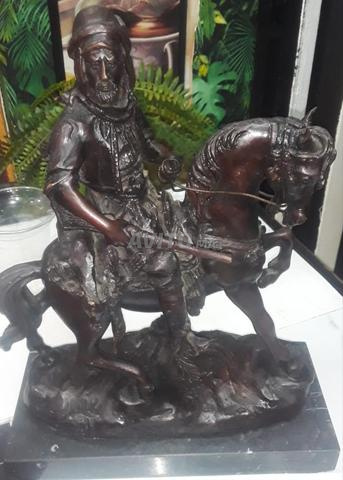 تمثال منحوت من البرونز