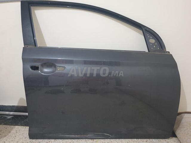 باب أيمن ومرآة الرؤية الخلفية