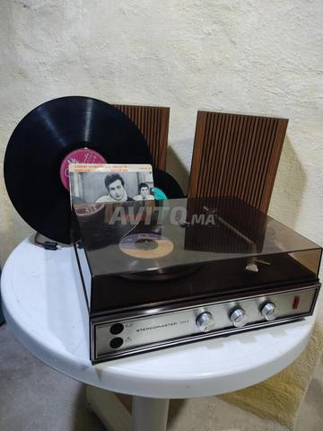مشغل أقراص فونوغراف عتيق من الستينيات يعمل
