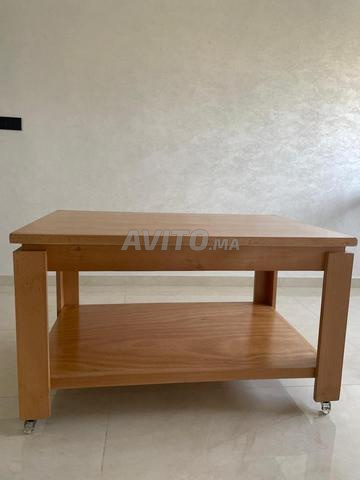 طاولة خشبية