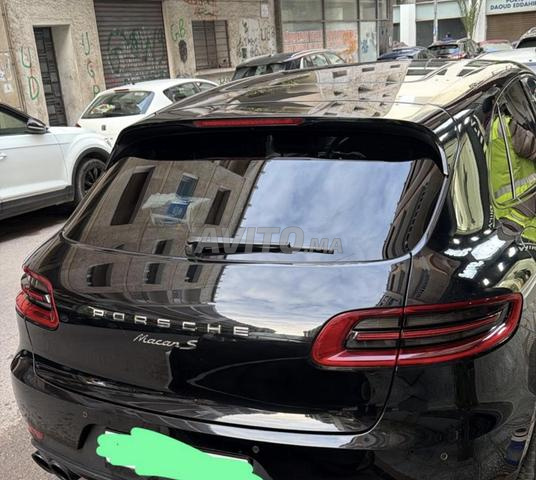 malle arriere , 2 feu rouge porche macan s