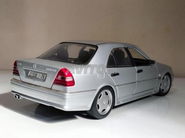 Voiture de collection miniature 1/18