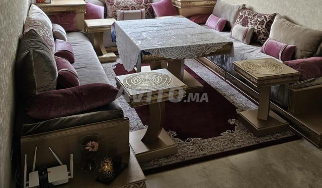 طاولة ومنافض سجائر