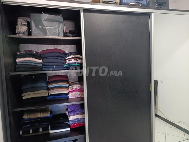 Placard noir à trois portes et glace au centre