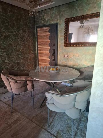 للبيع طاولة عصرية مع 4 كراسي - تصميم أنيق ومريح - 2