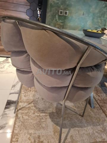 À vendre table moderne avec 4 chaises - Design élégant et confortable