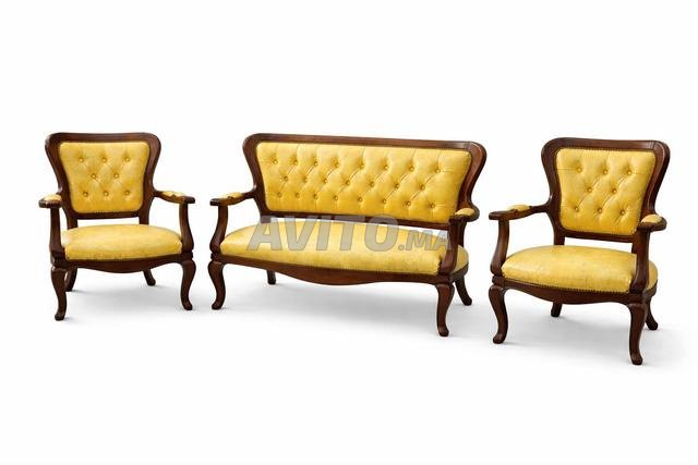 Fauteuil en bois massif et tapisserie jaune zwin