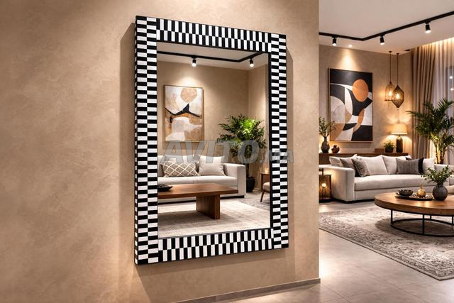 مرآة حائط بتصميم أسود وأبيض